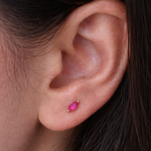 Boucles d'oreilles clous en cristal marquise rubis - Product Image 2