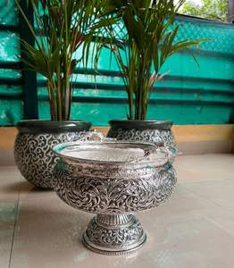 Urli Moderno de Plata Alemana Tradicional con Diseño de Loros Tallados, Tazón de Metal Plateado para Decoración del Hogar, Decoración de Fiestas, Idea de Regalo para Diwali - Product Image 1