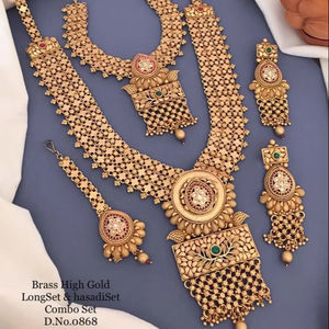 Conjunto de pendientes y collar Maangtikka del sur de la India para mujeres para ocasiones de aniversario - Product Image 1