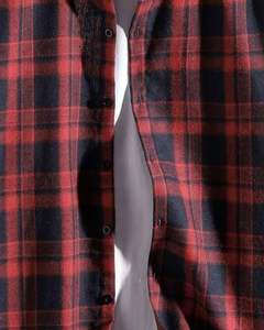 Chemise à carreaux classique pour homme, sur mesure, rouge et noir, boutonnée, manches longues, style flanelle, pour un usage quotidien. - Product Image 5