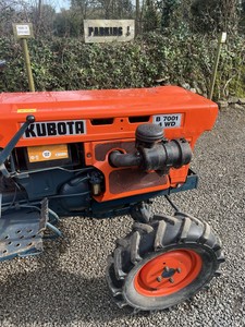 Tractor Agrícola Compacto Multiusos Kubota B700 Diésel, Equipo Agrícola para Agricultura, Jardinería y Trabajos de Construcción - Product Image 3