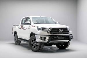 ¡Bajo Costo! HILUX 2025 DOBLE CABINA 2.7L 4 Cilindros 4x4 Automático Asientos de Tela SUV / Camioneta Volante a la Izquierda - Product Image 1