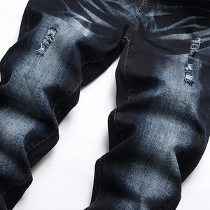 Vaqueros clásicos de pierna recta diseñados para la comodidad y la versatilidad, elaborados con algodón de primera calidad para un aspecto resistente atemporal. - Product Image 3