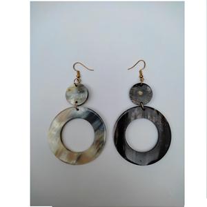 Boucles d'oreilles artisanales en corne biologique, fabriquées à partir de corne de buffle d'origine éthique avec un motif tribal pour les amateurs de bijoux naturels - Product Image 1