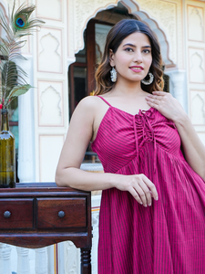 ชุดเดรส anarkali โพลีเอสเตอร์ลายทางสีแดงเข้มมีสไตล์เงาคอวีและแขนกุดสำหรับแฟชั่นลำลองที่ทันสมัยในขนาด L - Product Image 3