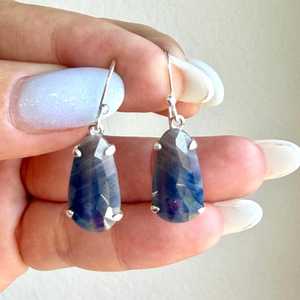 Pendientes de zafiro azul en forma de lágrima con engaste de púas, pequeños y delicados, de plata de ley 925, elegancia de piedra de nacimiento de septiembre. - Product Image 2