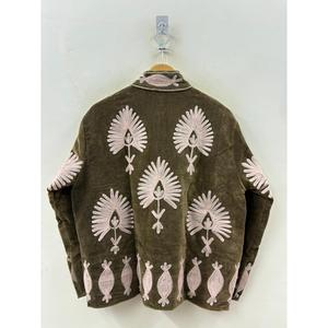 Veste réversible en velours côtelé matelassé avec broderie Suzani faite à la main, motif Forêt d'automne, couleur mousse et rose pâle, style bomber/varsity, grande taille - Product Image 1