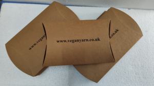 Cajas de Almohada de Papel Kraft Reciclado Ecológicas Hechas a Medida con Impresión de Logotipo en Estampado en Caliente para Embalaje de Regalos Promocionales Aptas para Microondas - Product Image 5