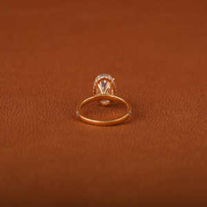 Bague de fiançailles en diamant de laboratoire de taille ovale de 3.0 carats de style classique avec des pierres d'accent glamour en or jaune 14KT certifié IGI - Product Image 4