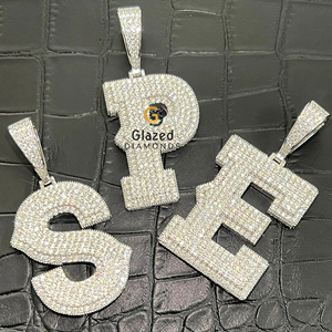 Joli pendentif alphabétique Hip Hop entièrement glacé en or blanc 10 carats et diamants ronds taille brillant cultivés en laboratoire - Product Image 1
