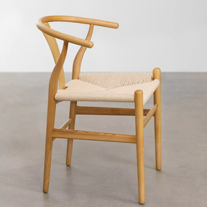 Chaise de salle à manger en bois de teck élégamment sculpté avec coussin en peluche - Product Image 3