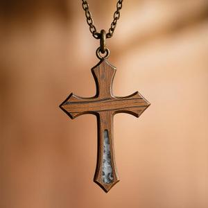 Una Cruz de joyería que cuelga en un collar es un Accesorio clásico y significativo, que a menudo simboliza la fe. - Product Image 2