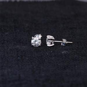 Boucles d'oreilles en diamant coupe ronde pour femme - Product Image 5