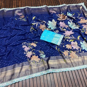 Sari VASTRA COTTAGE Premium de Khadi Georgette con Tejido Meenakari Zari, Pallu Rico, Blusa Teñida a Mano con Contraste, Bordado y Encaje - Product Image 2