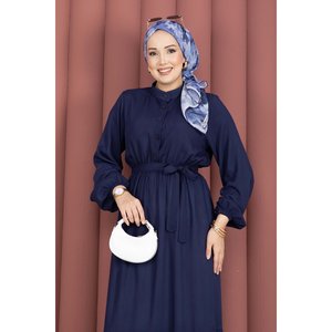 Robe bleu marine modeste semi-boutonnée avec ceinture, en crêpe de soie et mousseline tricotée de haute qualité, col montant, imprimé basique naturel - Product Image 2