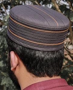 Bonnet de prière islamique cousu à la main avec un design de couture moderne, léger et parfait pour les occasions décontractées et sportives - Product Image 3