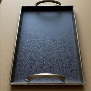 Bandeja de cuero sofisticada con costuras limpias y base resistente, perfecta para servir a los invitados o exhibir vajilla fina - Product Image 4