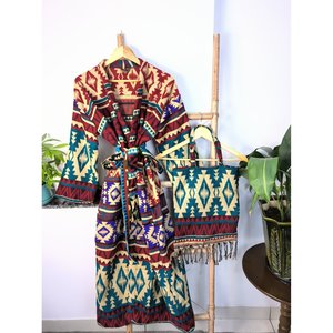 ชุดกิโมโน/เสื้อคลุมแบบยูนิเซ็กซ์ สีเบจแดง พร้อมลายพิมพ์ดอกไม้หรูหราแบบเมืองและลายเรขาคณิตเพชร ผลิตจากผ้าขนสัตว์ผสมขนจามรี - Product Image 1