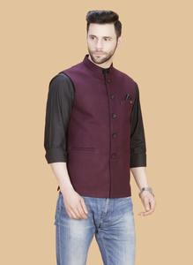 Gilet de costume pour homme en bordeaux, best-seller, pour les mariages, les fonctions traditionnelles, les fêtes et les événements du soir, disponible à la vente - Product Image 4