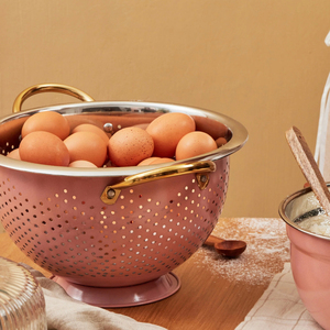 Bol passoire en métal rose élégant avec poignées dorées Passoire de cuisine décorative pour laver les fruits légumes pâtes et usage domestique - Product Image 2