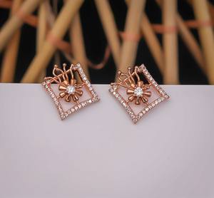 ต่างหูสตรีทรงสี่เหลี่ยมประดับดอกไม้และเพชรซิคอน ดีไซน์เก๋ ชุบทองบนสแตนเลสสตีล - Product Image 2