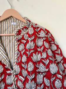 Veste matelassée en coton indien faite à la main avec des poches, veste d'hiver florale, veste kimono en coton imprimé à la main, cadeau pour elle - Product Image 2
