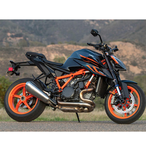 KTM 1290 Super Duke R, moto nue puissante et légère, idéale pour les motards du monde entier et les réseaux de concessionnaires. - Product Image 3