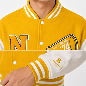 เสื้อแจ็คเก็ตวาร์ซิตี้สีเหลืองสำหรับผู้ชาย พร้อมดีไซน์ปักลายสไตล์พรีปปี้ ปกคอพับ ทรงปกติ เหมาะสำหรับใส่ในฤดูใบไม้ร่วง - Product Image 5