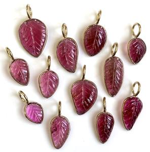 Colgante de Turmalina Rubelita Rosa Natural Tallada en Forma de Hoja, Gema con Bisel de Plata de Ley 925 y Baño de Oro Vermeil - Product Image 1