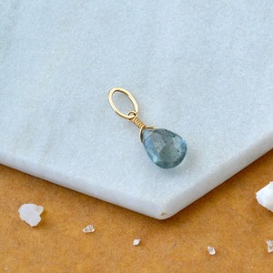 Pendentif en forme de larme en aquamarine mousse, pierre de naissance de mars, pierre précieuse verte, plaqué argent, charme délicat fait à la main, bijoux - Product Image 5