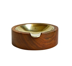 Elegante Cenicero náutico de madera y latón hecho a mano con acabado brillante perfecto para regalar y decoración temática marítima - Product Image 1