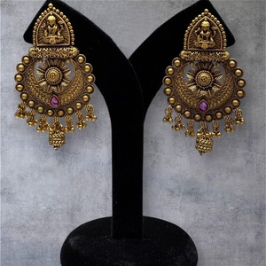 Boucles d'oreilles design aspect or antique avec ton or Jhumkas Boucles d'oreilles Polki traditionnelles avec perle pour femmes mariage festif - Product Image 1