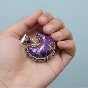 Colgante de Mosaico de Luna Creciente Bohemia en Plata de Ley, Colgante con Incrustaciones en Forma de Luna Iridiscente Morada Hecho a Mano - Product Image 4