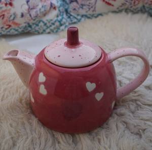 Tetera con Diseño Floral Morado, Boquilla de Vertido Precisa y Suave, Asa de Agarre Cómodo, Diseño que Conserva el Calor, Ideal para la Hora del Té - Product Image 4