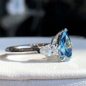 Anillo de Diamante de Laboratorio Azul Pera de 1.50ct con Piedras Laterales Blancas en Forma de Pera de 0.50ct, Certificado IGI, Diseño de 3 Piedras - Product Image 3