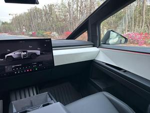 Cybertruck Foundation Series 2024 de Tesla, Camioneta Eléctrica con Faros LED R20, Volante a la Izquierda, Exterior Plateado, Techo Panorámico - Product Image 4