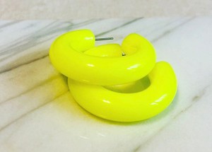 Boucles d'oreilles pendantes créoles tendance en résine faites à la main, légères, épaisses, jaune vert néon, d'inspiration vintage, bijoux stylés et originaux - Product Image 2