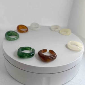 Anneaux en résine acrylique, forme ronde, faits à la main, anneaux d'amour, bijoux de fête pour femmes, vente en gros au meilleur prix - Product Image 3