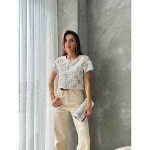 Blusa de Mujer Topshow de Manga Corta con Patrón a Cuadros y Crochet, Color Azul Crudo, Venta al Por Mayor - Product Image 3