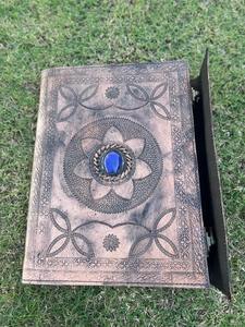 ไดอารี่หนังแฮนด์เมดที่สวยงามนี้ถูกสร้างขึ้นจากหนังแท้ที่มีผิวแบบวินเทจ - Product Image 2