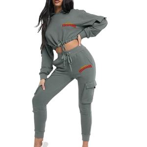 Ensemble de survêtements personnalisés pour femmes, crop top à capuche avec poche cargo, ensemble de jogging pour femmes, survêtement d'entraînement, ensemble de jogging pour femmes, ensemble 2 pièces - Product Image 1
