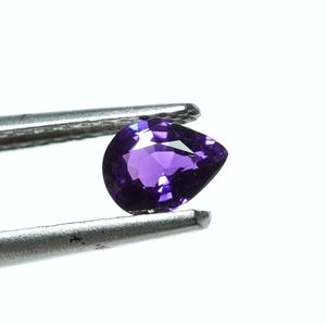 อัญมณีตัดลูกแพร์ด้วยปฏิกิริยา UV ไพลินสีม่วงธรรมชาติ - Product Image 5