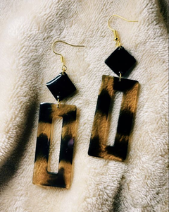 Boucles d'oreilles tendance en résine de qualité supérieure pour dames Boucles d'oreilles en résine de couleur rouge Boucles d'oreilles en résine élégantes au prix de gros - Product Image 3