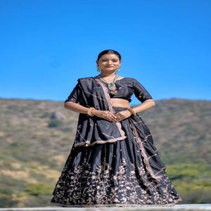 Lehenga Choli Tradicional India con Bordado en Hilo y Trabajo Zari, Exportador de Moda Femenina, Compra en Línea en India - Product Image 1