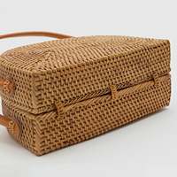 Tas Rotan Mewah Buatan Tangan Motif Setengah Bulan Vintage dengan Pegangan Kulit Asli, Bulu, Berlian, Mutiara, Ritsleting, dan Lapisan Batik Bali