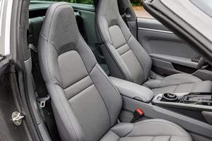 Porsche 911 Targa 4 2024, Motor de 6 Cilindros en Línea con Doble Turbo, Tracción en las Cuatro Ruedas, Paquete Premium y Sport Chrono - Product Image 2