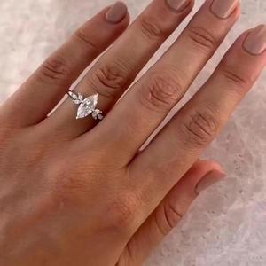 Anillo de Diamantes de Plata de Ley 925 al por Mayor, Joyería Elegante para Mujer, Regalos de Aniversario Disponibles a Precio de Fábrica - Product Image 2