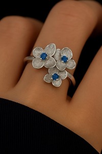 Anillo delicado de tres flores de tanzanita etérea, piedras azules violetas brillantes, diseño Floral elegante, joyería perfecta para uso diario - Product Image 4