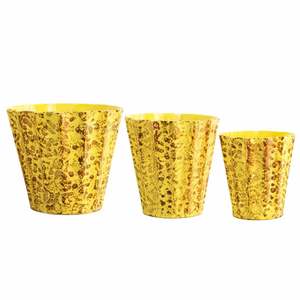 Ensemble de pots de fleurs décoratifs en métal doré avec motif en relief, finition durable, idéal pour la décoration intérieure et extérieure, décoration de luxe pour la maison - Product Image 1