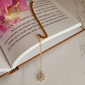 Marcapáginas Duradero Chapado en Oro con Patrones Florales Grabados, Bordes Lisos y Opciones de Letras Personalizadas - Product Image 1